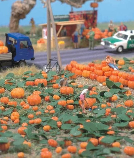 Walthers SceneMaster HO 949-1115 Pumpkin Patch (80 Assorted Pumpkins and 8 Vines)
